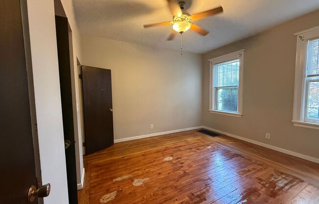 *** Amazing Shadyside Location * Beautiful Apartment Available Now * Walk to Ellsworth & Walnut St. * Renovated ***