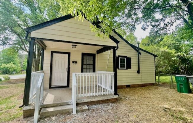 Ranch style 2 bedroom 1 bath home . Located near N. Graham St close to I-77