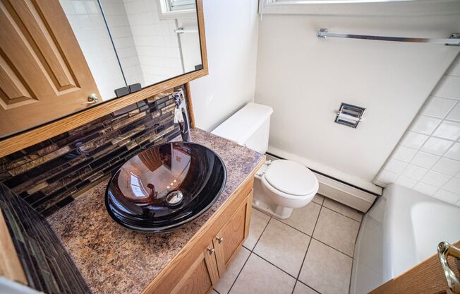 2 beds, 1 bath, 900 sqft, $1,330