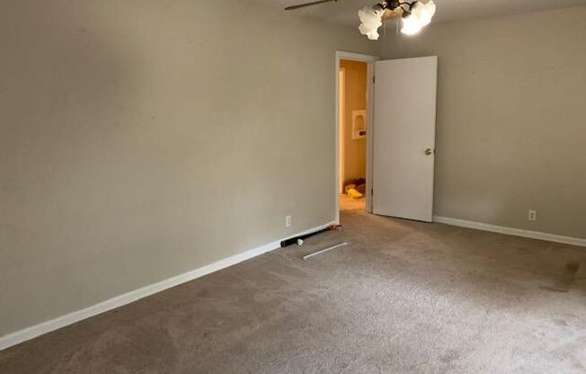 2 beds, 1 bath, 1,225 sqft, $1,400