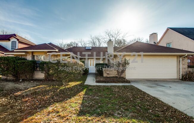 Beautifully Maintained 3/2/2 in Garland For Rent!