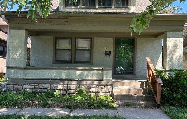 Charming 3-Bed Near UMKC – Hardwood Floors, Natural Light & Study Space!