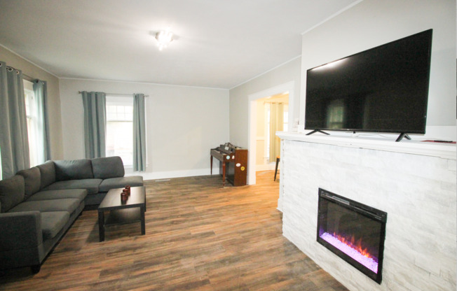 4 beds, 2 baths, $4,200, Unit 613-1