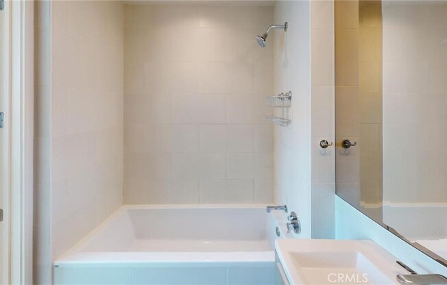 1 bed, 2 baths, 780 sqft, $3,300, Unit 2501