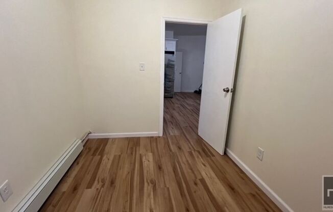 2 beds, 1 bath, $2,000, Unit 2A