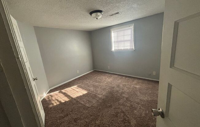 2 beds, 1 bath, $675, Unit 406 NE 7th St #1