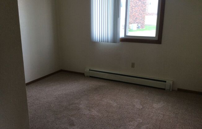 3 beds, 1 bath, 1,220 sqft, $995, Unit 115