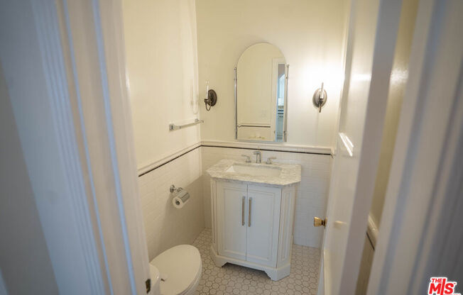 1210 S La Jolla Ave