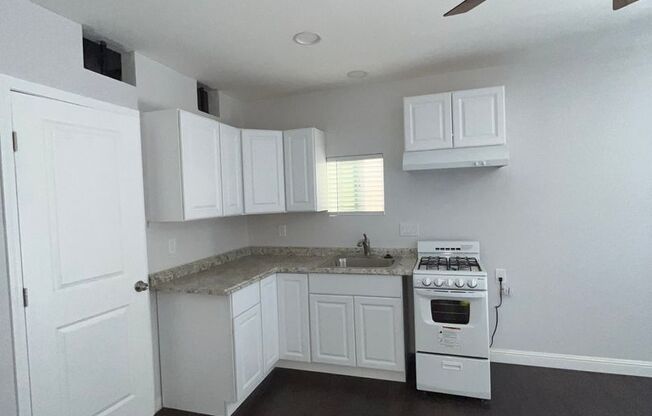 Studio, 1 bath, $985, Unit C