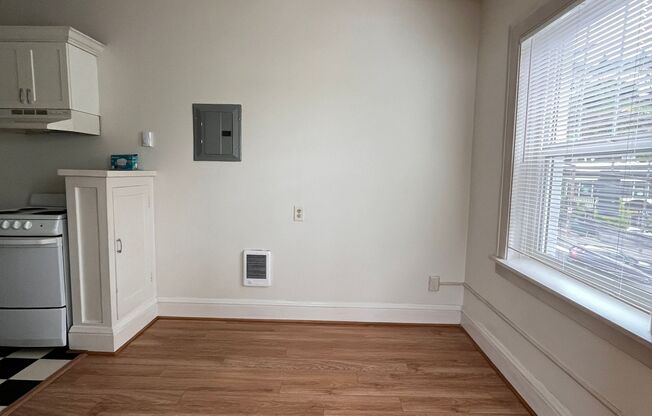 Large 1 Bedroom 1 Bathroom Apartment on W. Burnside!