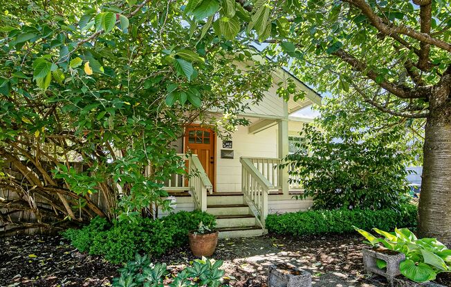 Adorable, vintage 1924 2-bdrm/1-bath w/ fenced yard, raised beds, & chicken house—Great location in Lents!