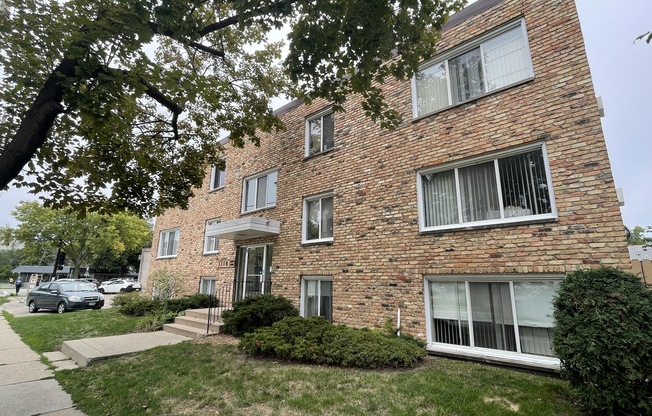 Renovated South Minneapolis Ground Level Apartment, Light Rail, Free USI Fiber Internet, Free Parking