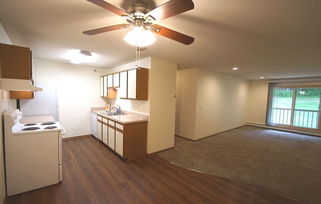 2 beds, 2 baths, 915 sqft, $1,650, Unit 212