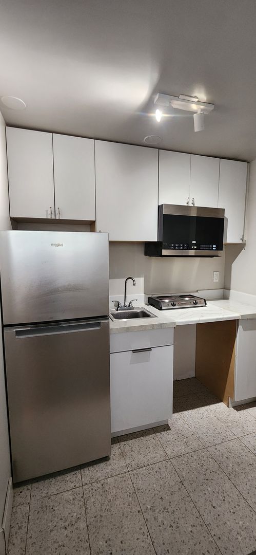 Studio, 1 bath, 150 sqft, $795, Unit 4