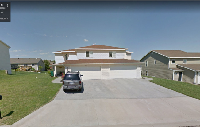 Gorgeous West Side Town Home with 2 Car Garage + Vaulted ceilings! Available July 25th!