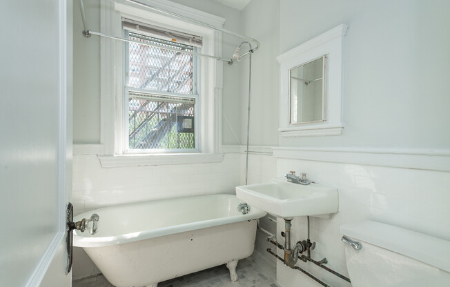 Studio, 1 bath, 350 sqft, $2,400, Unit 18