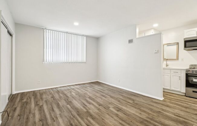 Studio, 1 bath, 395 sqft, $1,548, Unit 17