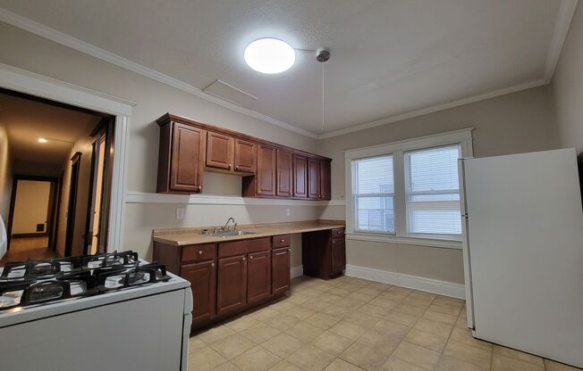 2 beds, 1 bath, $1,350, Unit #38