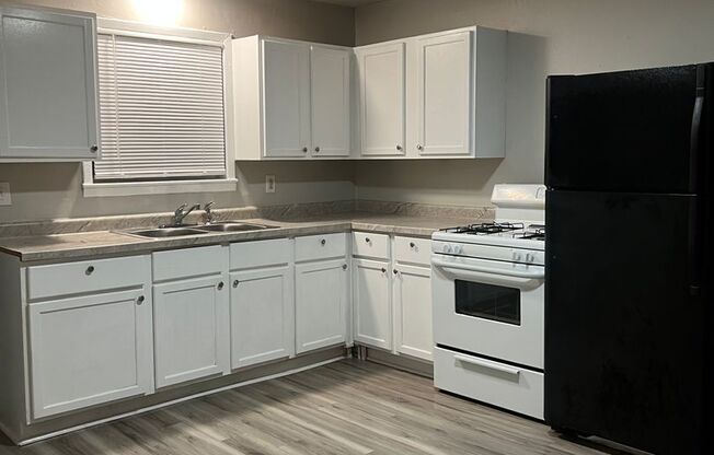 2 beds, 1 bath, 864 sqft, $900, Unit 2415 S State Ave