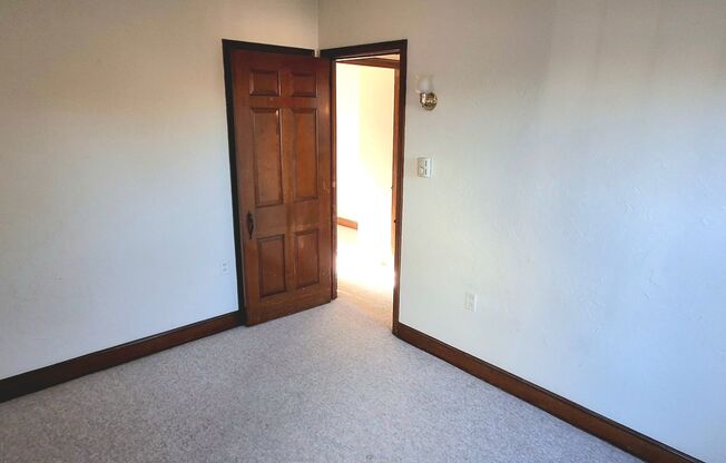 2 beds, 1 bath, $995, Unit Apt. 202