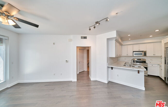 1 bed, 1 bath, 700 sqft, $2,700, Unit 103