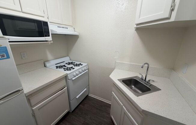 Studio, 1 bath, 400 sqft, $1,925, Unit 4941B