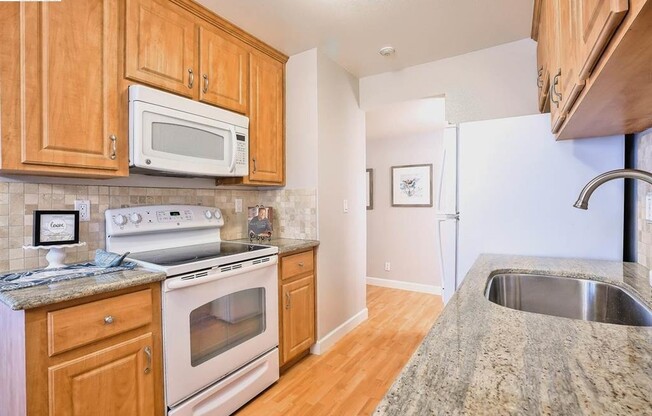 COMING SOON! | $3290 / 3 BR - GORGEOUS NEWARK TOWNHOME