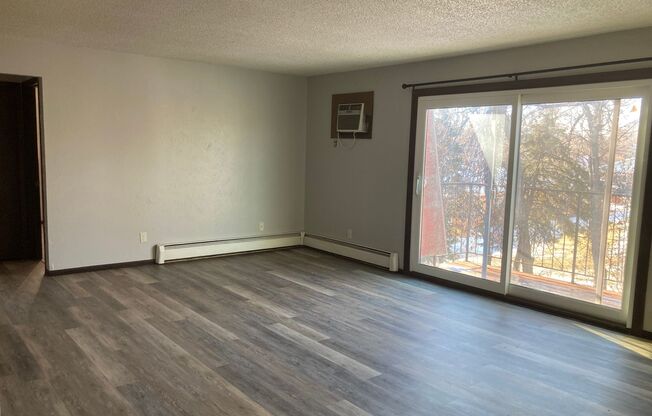 2 beds, 1 bath, $775, Unit Apt 10