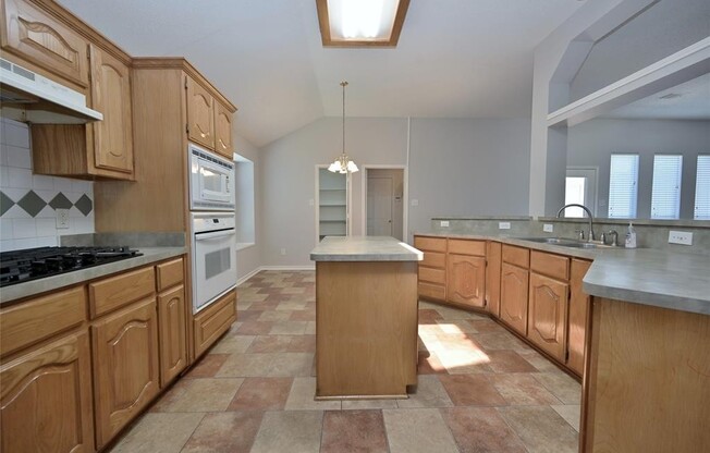 3807 ROSEWOOD LN