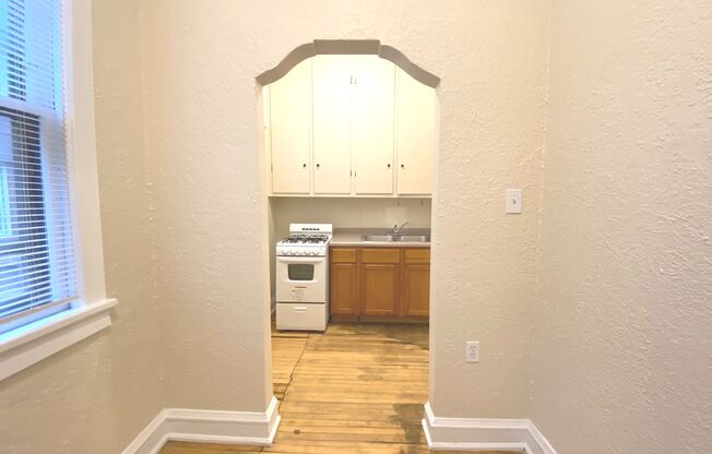 1 bed, 1 bath, $995, Unit 12
