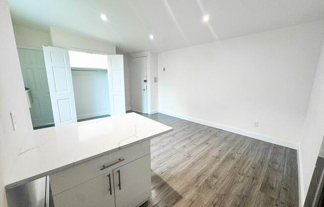 Studio, 1 bath, 300 sqft, $3,400, Unit 4-C