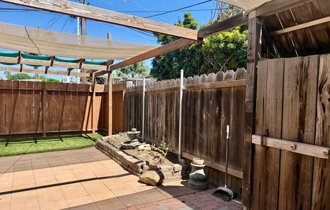 2BD/1BA PB STYLE COTTAGE! LARGE EXCLUSIVE YARD! ASSIGNED PARKING!