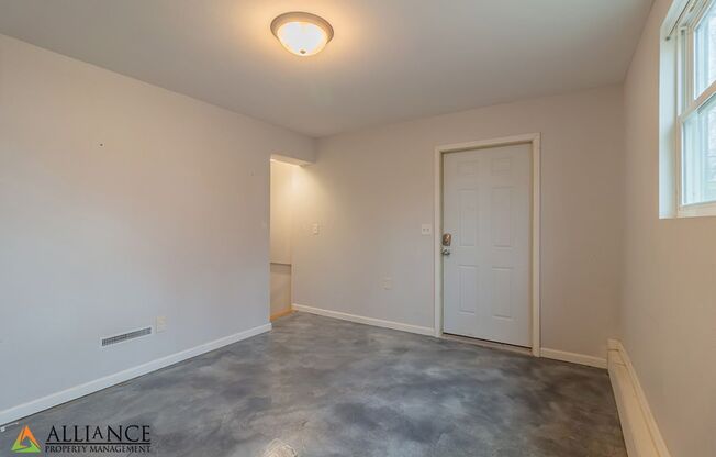 3 beds, 1 bath, 1,008 sqft, $1,140, Unit 02