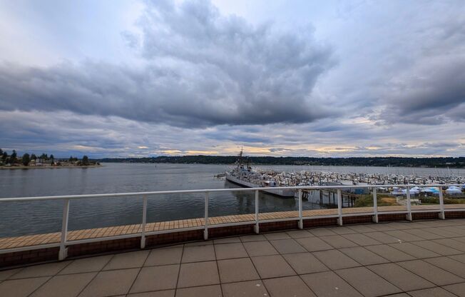 Commuter Delight, Walking Distance to Bremerton Ferry and to Downtown Shops.
