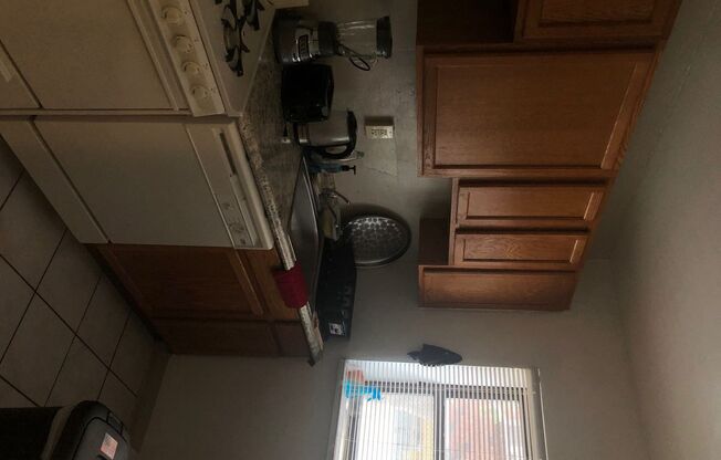 1 bed, 1 bath, $1,095, Unit B6