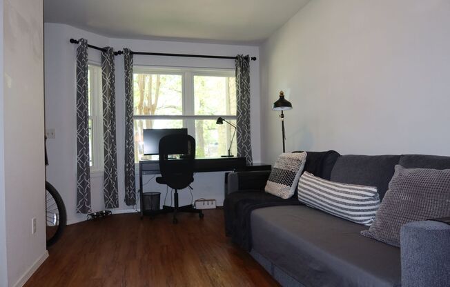 Hyde Park Country Condo - Furnished - 1BD/1BA - Covered Parking -Close to Everything