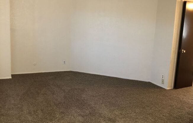 2 beds, 1 bath, 800 sqft, $900