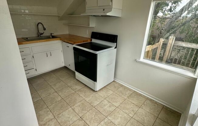 2 beds, 1 bath, $1,550, Unit Apt E