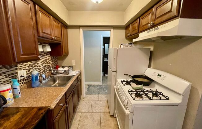 2425 N Oakland Ave