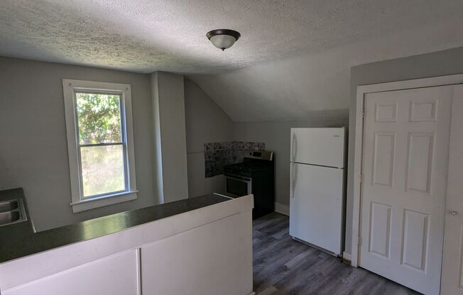 3 beds, 1 bath, $1,200, Unit Unit B