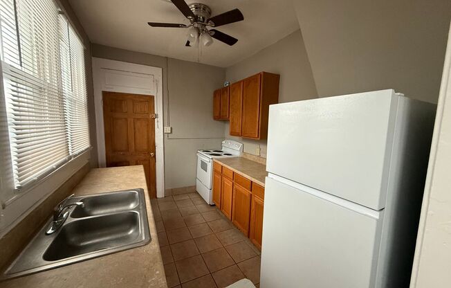 2 beds, 1 bath, 1,100 sqft, $800, Unit 2