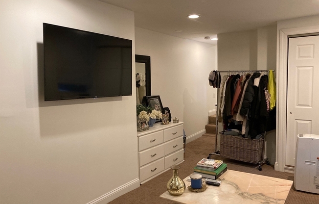 1 bed, 1 bath, $2,350, Unit B
