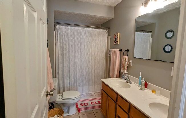 4 Bedroom House in the Southside - Central Air - 1st Floor Laundry - Back Patio