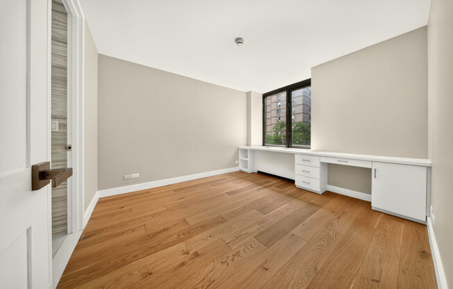 1 bed, 2.5 baths, 740 sqft, $5,800, Unit 4H
