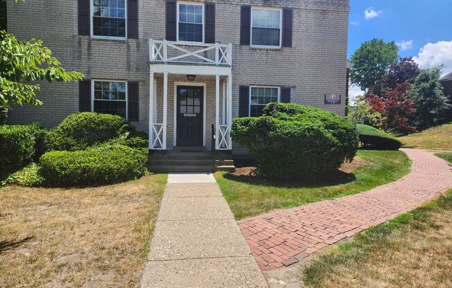 2 beds, 1 bath, 897 sqft, $2,335, Unit G-01