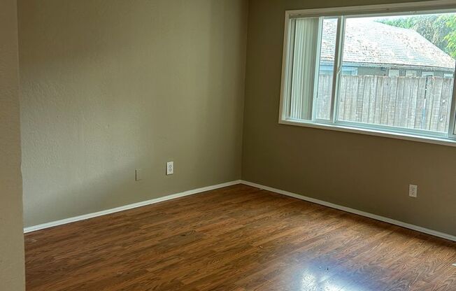 (894) 5th Ave Tri-Plex - 2 Bedroom / 1.5 Bathroom