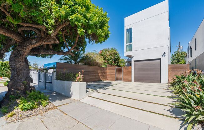 Stunning Custom Home in Del Rey