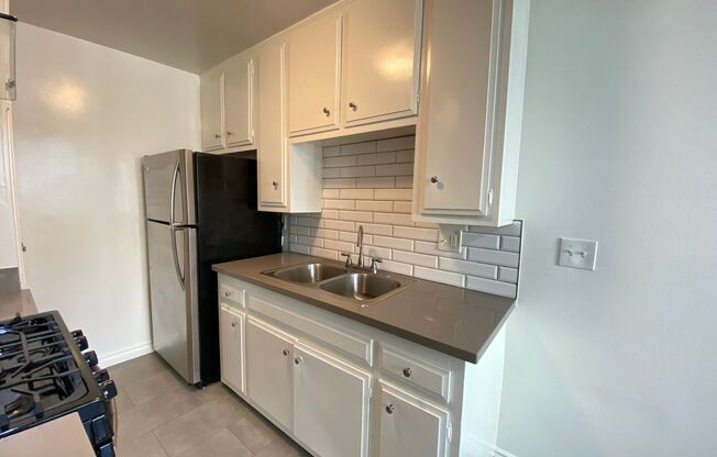 1 bed, 1 bath, 700 sqft, $2,395