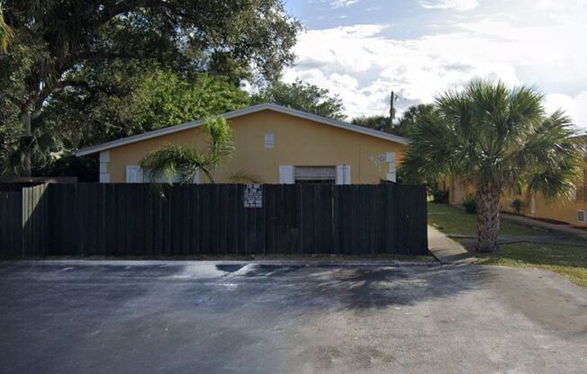 652 SW 16 AVE - COMM 8