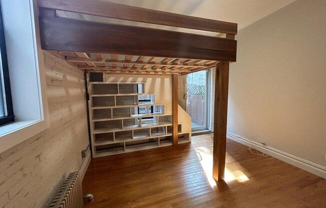 318 W 106 ST
